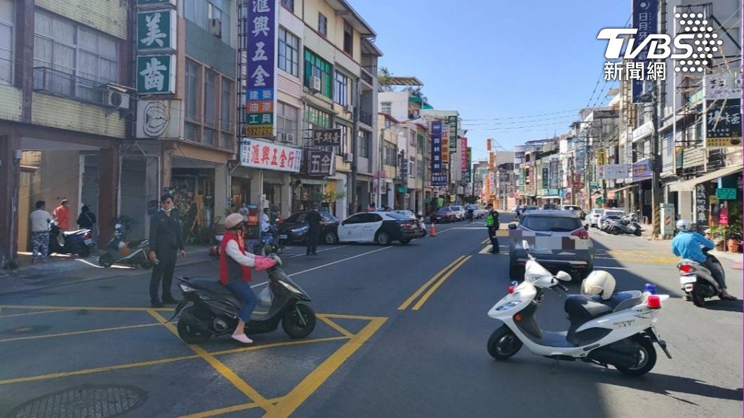 處理車禍反被撞！高雄警車迴轉遭後車追撞　5汽機車遭殃