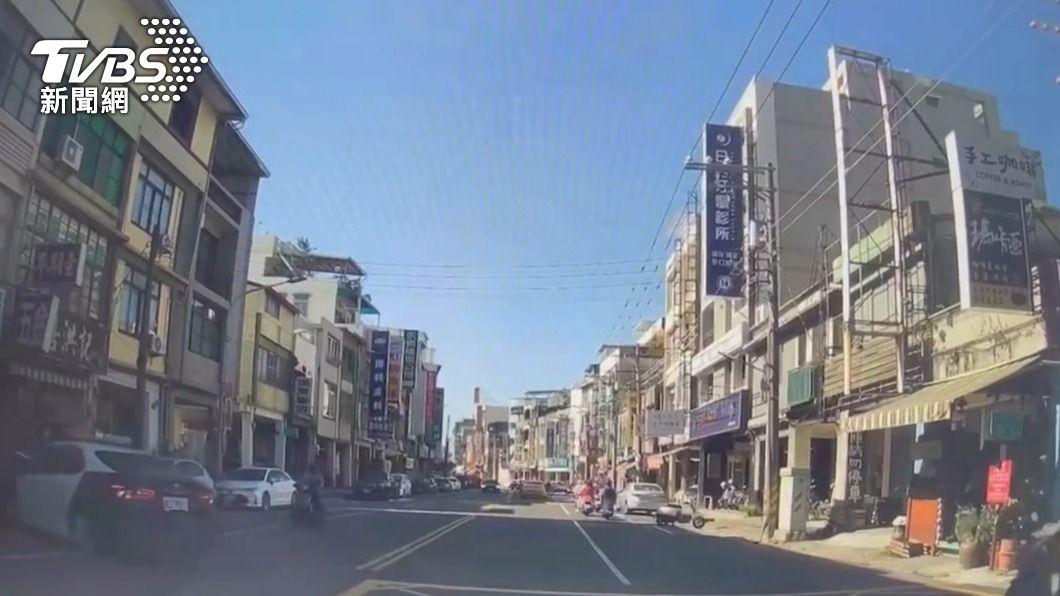 警車迴轉時，遭後方57歲耿男駕駛之自小客車追撞。（圖／TVBS）