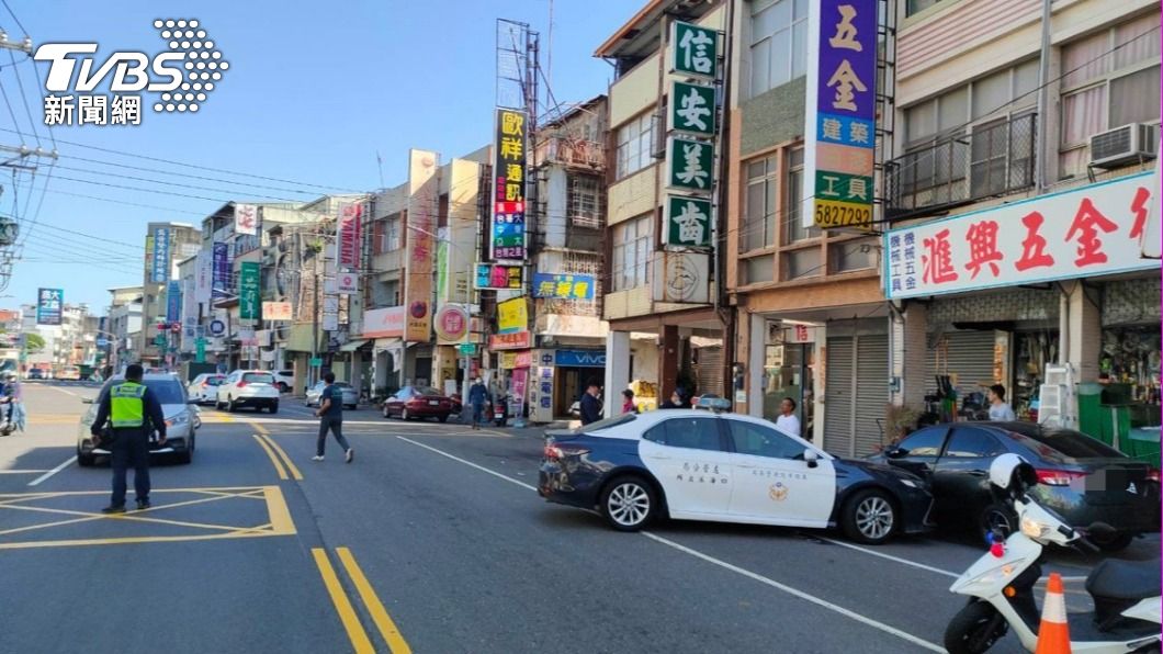 1轎車、3摩托車遭撞。（圖／TVBS）
