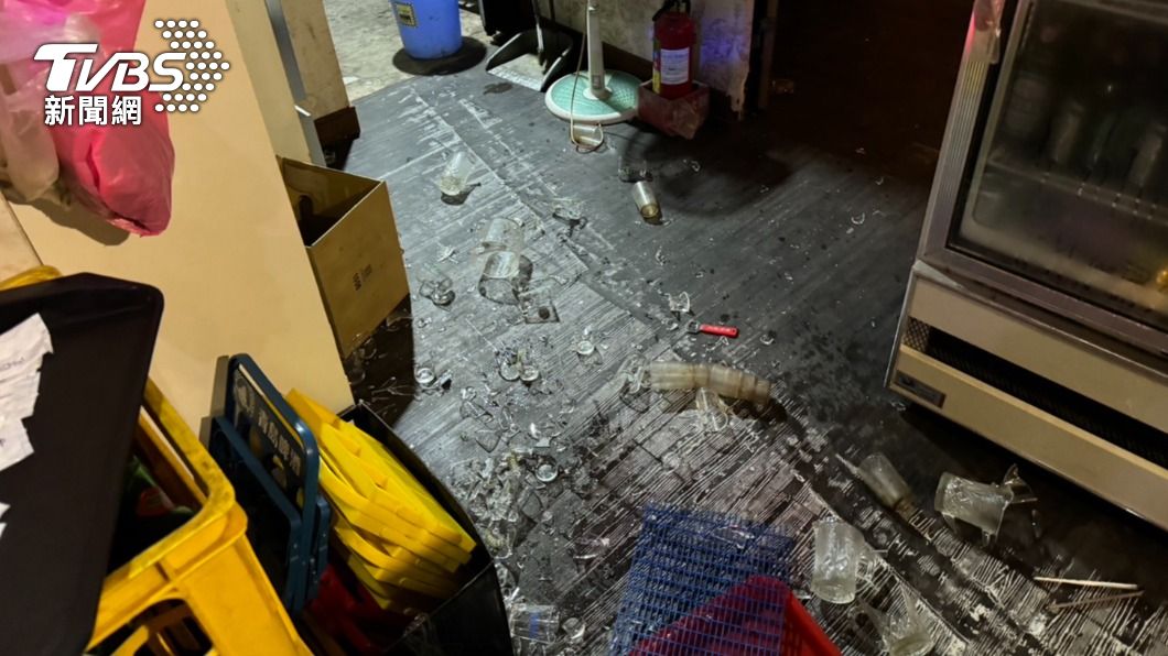被砸碎的酒杯散落一地。(圖/TVBS)
