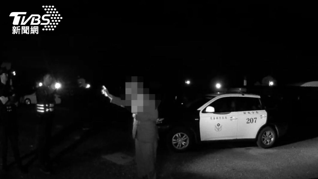 老翁不斷辱罵員警。(圖/TVBS)