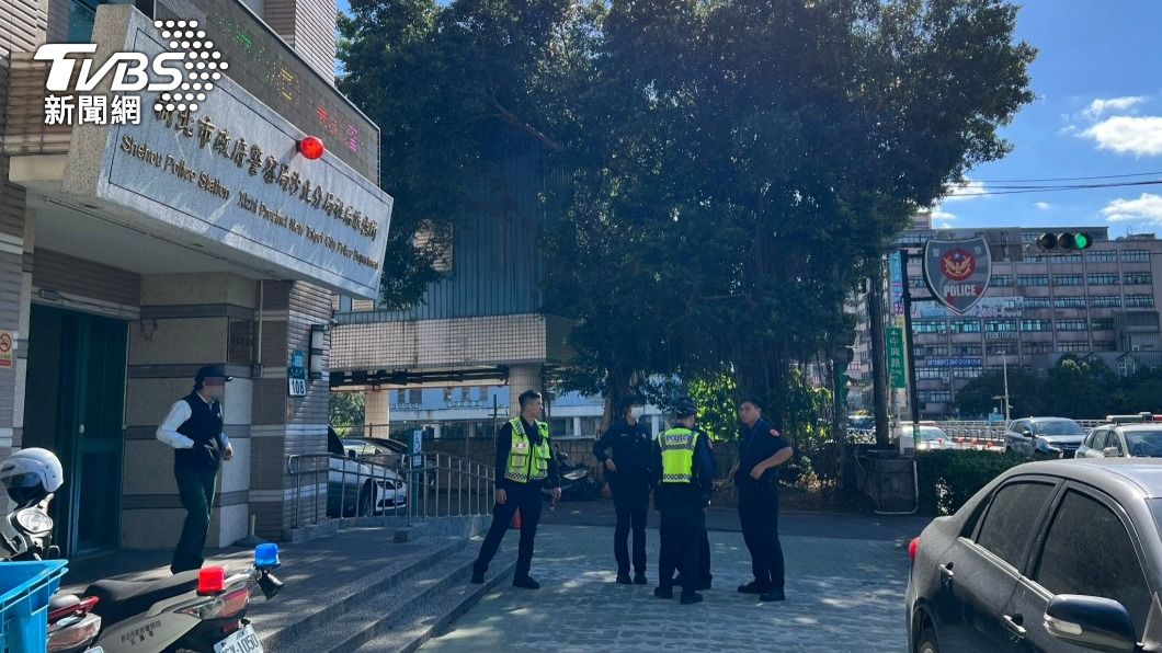 警方以柔性方式勸導驅離。(圖/TVBS)