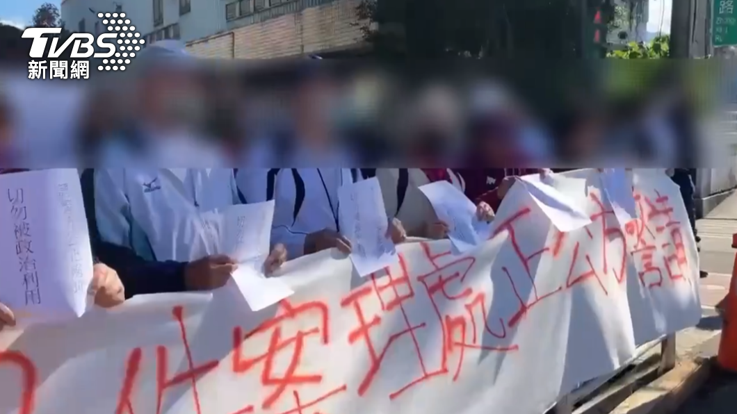 汐止社后派出所前被拉白底紅字布條 十多人對警喊:公正處理
