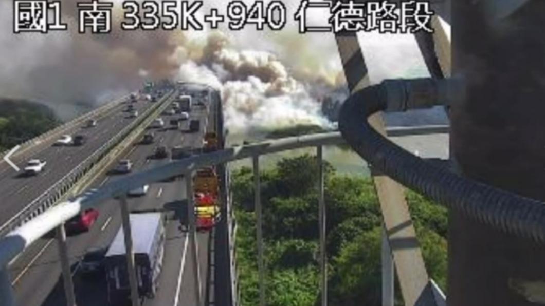 快訊／國1南下路竹段邊坡大火！恐怖黑煙竄天際　車流回堵5公里