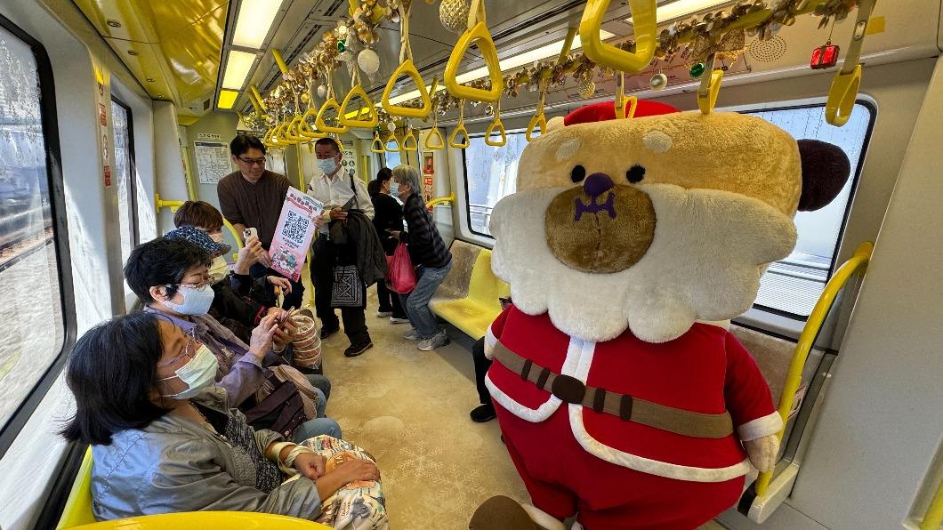 桑塔熊搭乘「雪粼列車」讓民眾相當驚喜。(圖/新北市政府提供)