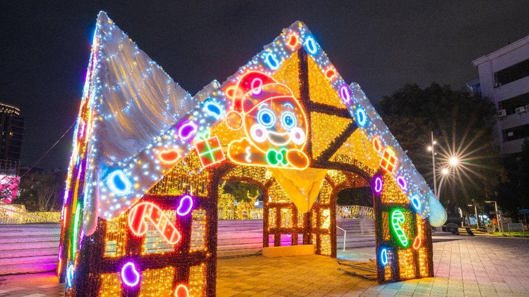 溫馨又夢幻的府中廣場「薑餅樂園 Gingerbread World」燈區。(圖/新北市政府提供)