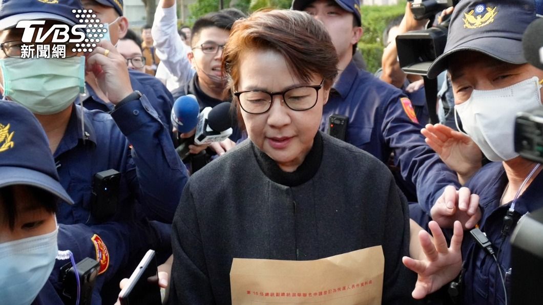 黃珊珊中選會領表 被問「藍白、柯郭合破局?」反應曝