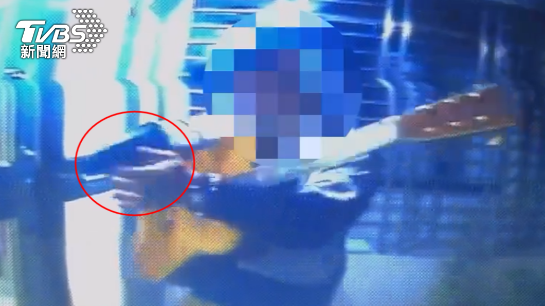 半夜睡不著覺帶槍哼著歌?四海幫男亂按鄰居門鈴 亮槍求開門
