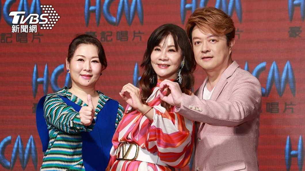 張秀卿、龍千玉、翁立友帶領師弟妹慶祝唱片公司破百萬。（圖／黃城碩攝）