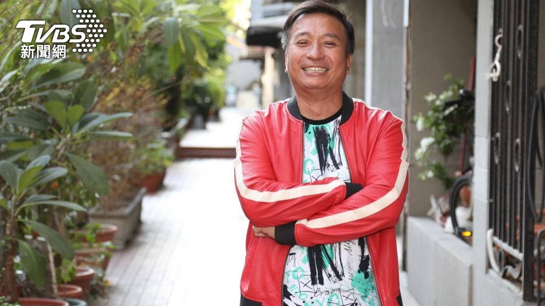 突現蹤老街！王中平驚傳「改行當小販」　牽腳踏車身影曝