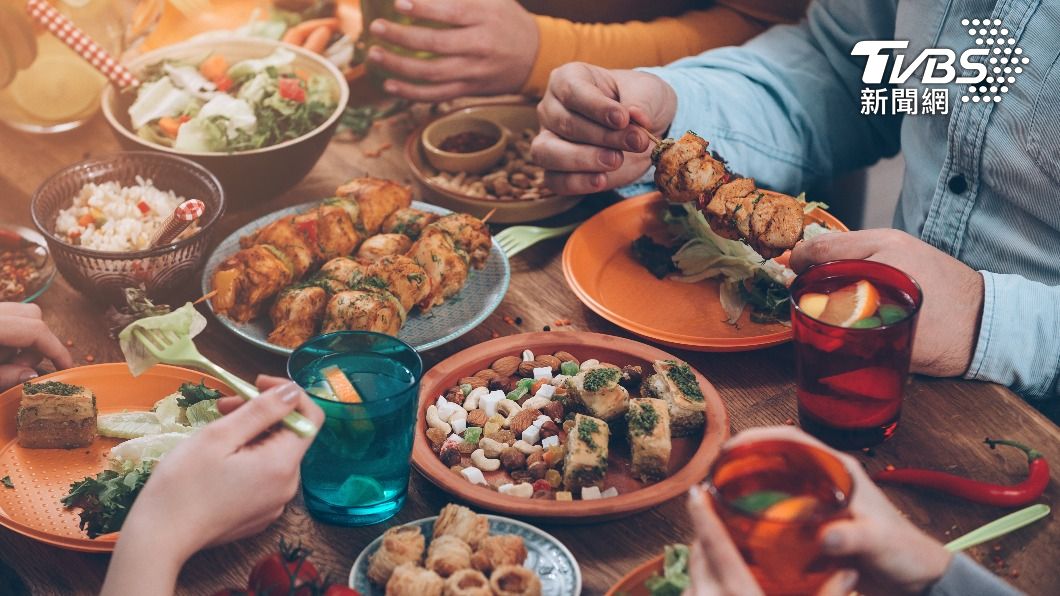 旅行時,許多網友願意花錢在美食上。(示意圖/shutterstock 達志影像)