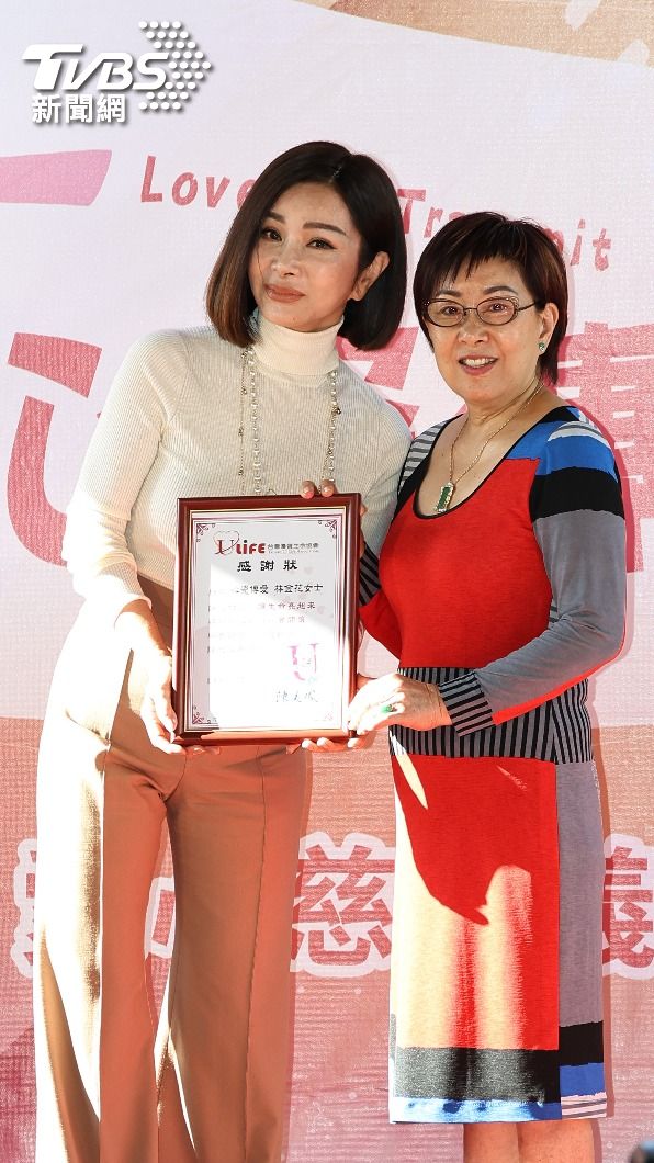 陳美鳳、林金花是40年老友。(圖/張哲鳴攝)