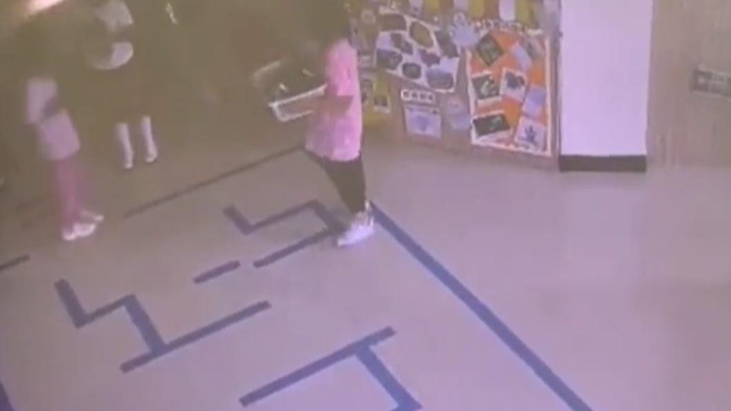 6歲妹喊腳痛！突揭「收全班碗筷20天」　老師竟回：她太活潑