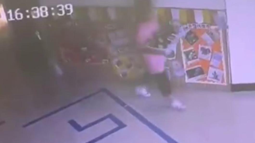 女童從3樓搬到1樓。（圖／翻攝自微博《搜狐千里眼》）