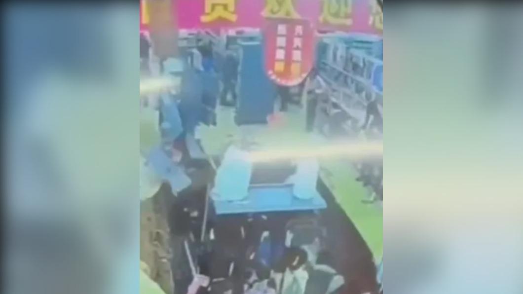 2名顧客因此墜落。（圖 / 翻攝自微博）