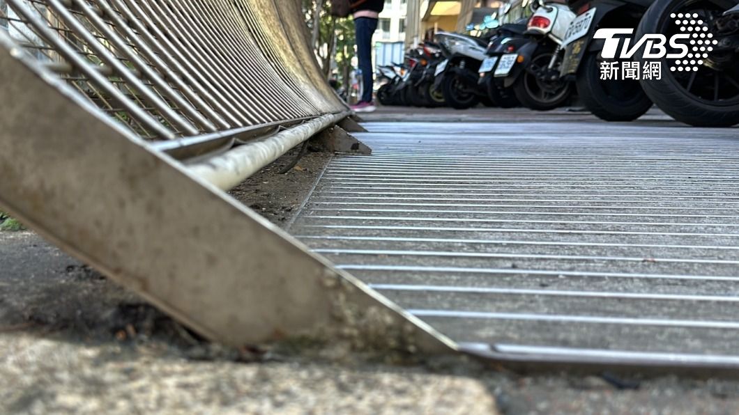 「人行道上的暗器」公車亭裝金鐘罩!絆倒行人反變暗器