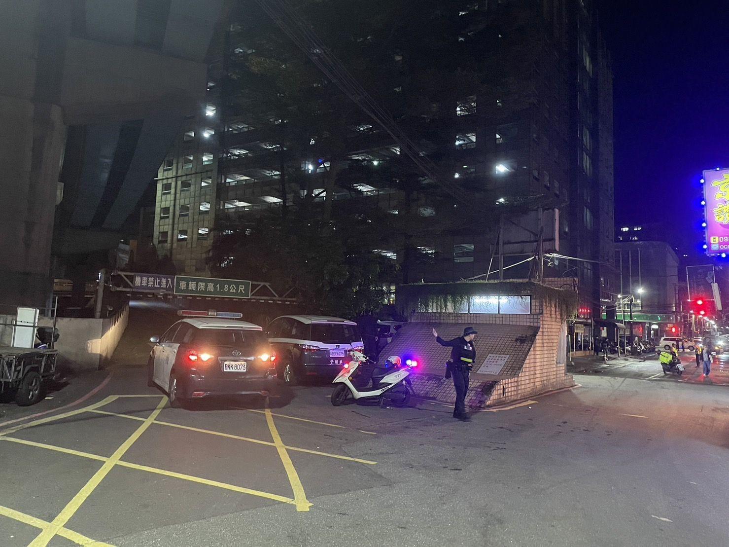 警方調監視器發現,死者住在停車場附近。(圖/翻攝畫面)