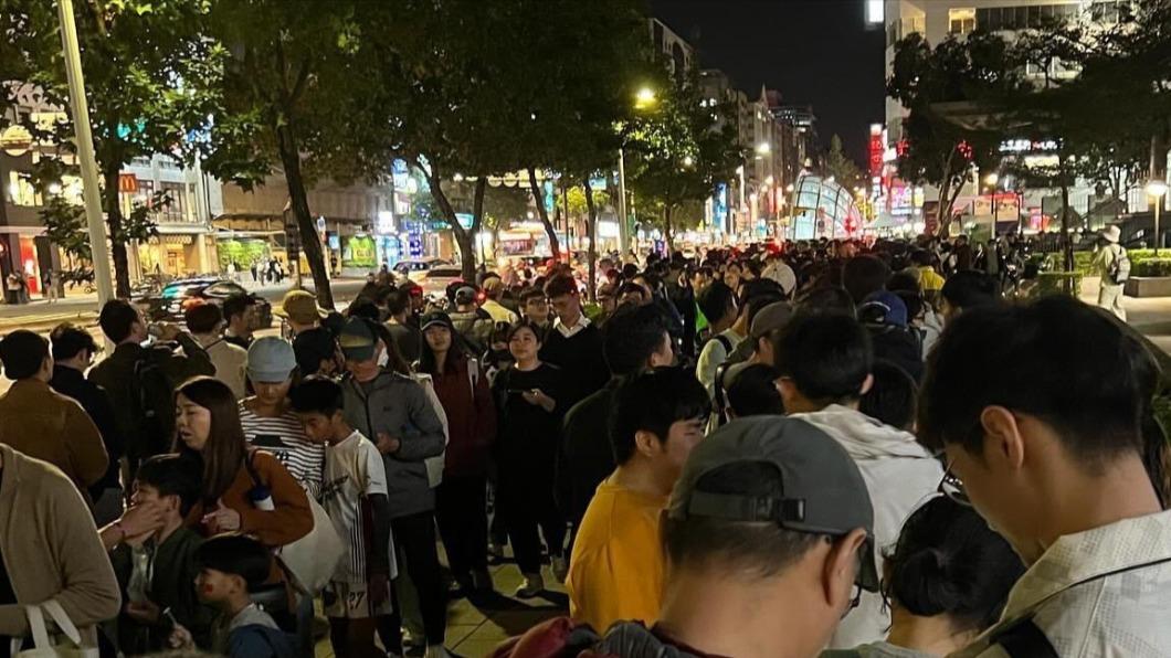 世足台馬之戰,已開賽民眾仍大排長龍。(圖/翻攝網路)