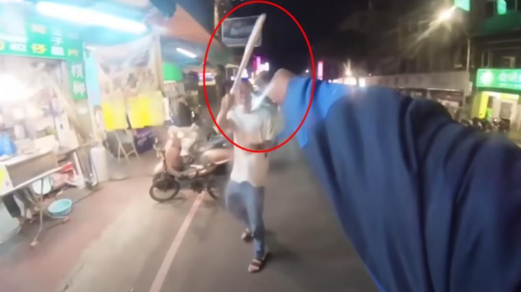 叭一下就生氣！賓士男當街揮球棒問候老母　騎士亮辣椒水槍反擊
