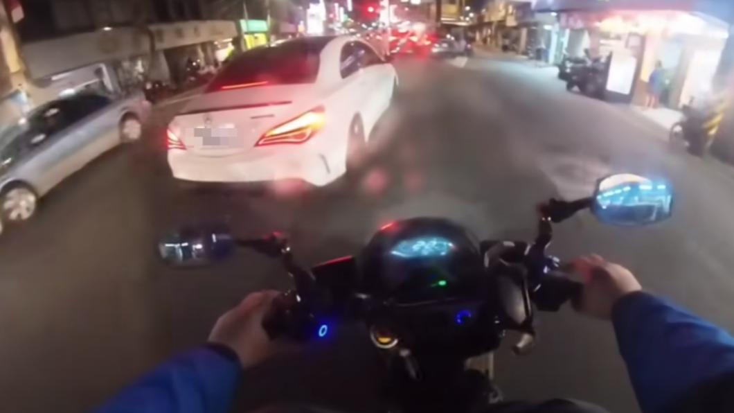 賓士變換車道後煞停,騎士按喇叭提醒卻遭罵三字經。(圖/WoWtchout-地圖型行車影像分享平台)