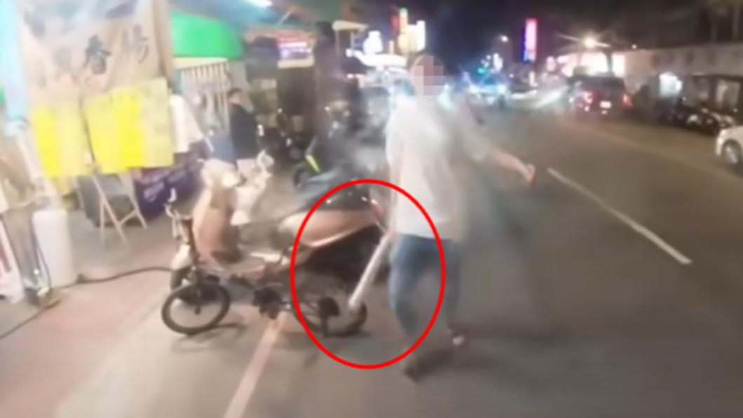 賓士駕駛亮出球棒揮舞。(圖/WoWtchout-地圖型行車影像分享平台)