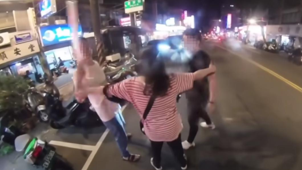 賓士車內親友上前勸阻。(圖/WoWtchout-地圖型行車影像分享平台)