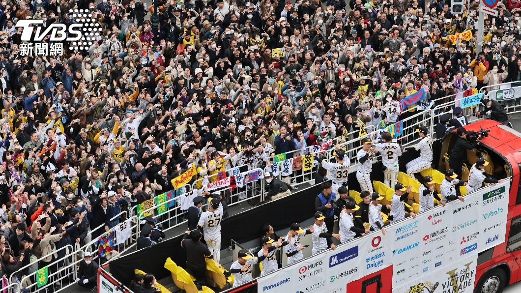 阪神、歐力士同時舉行優勝遊行 46萬人擠爆大阪、神戶
