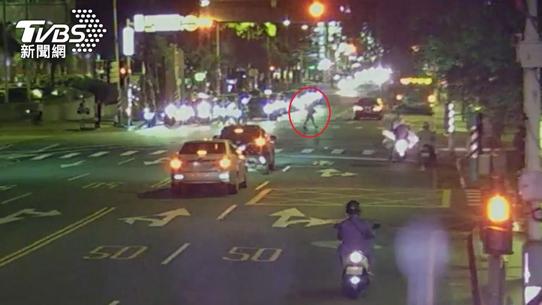 婦板橋闖紅燈遭大外割!控警害她嚇尿、滿身傷 警駁:她先推人