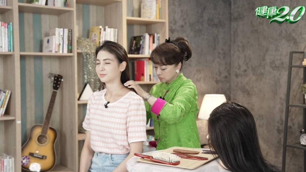 翁倩玉幫韋汝「梳頭髮」做氣功。（圖／TVBS）