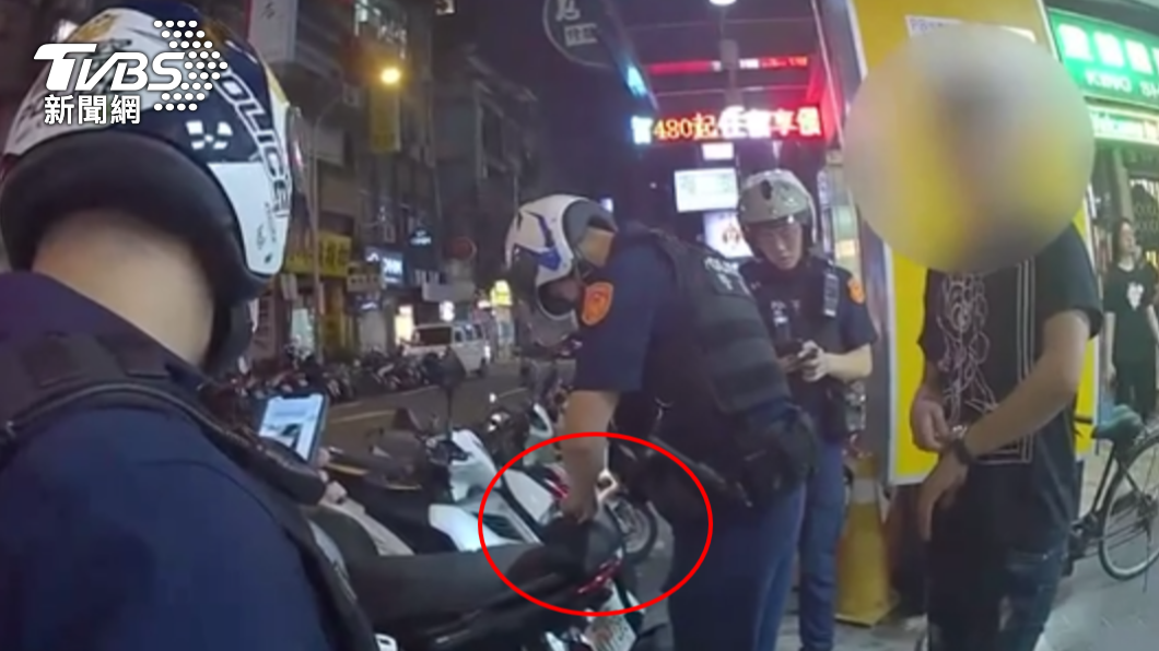 警方搜索男子包包並無發現其他違禁品。（圖／TVBS）