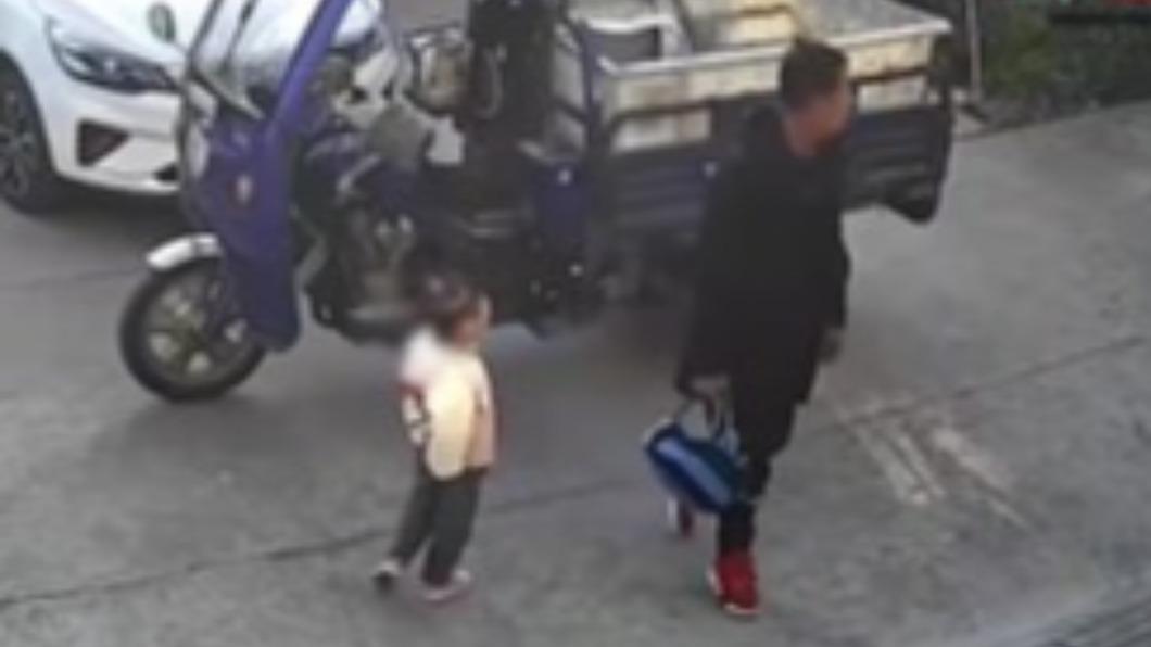 爺爺還幫孩子提書包。（圖／翻攝自微博《中國網看點》）