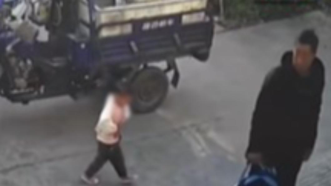 孩子跟著爺爺到屋裡。（圖／翻攝自微博《中國網看點》）