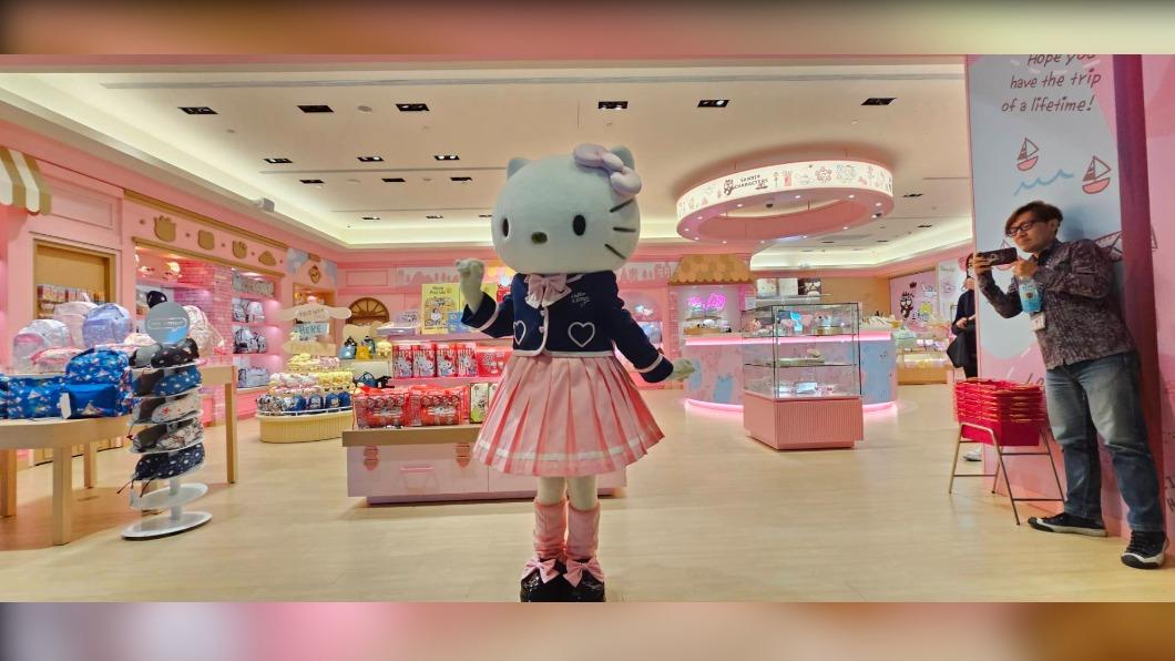 Hello Kitty現身機場 化身一日店長