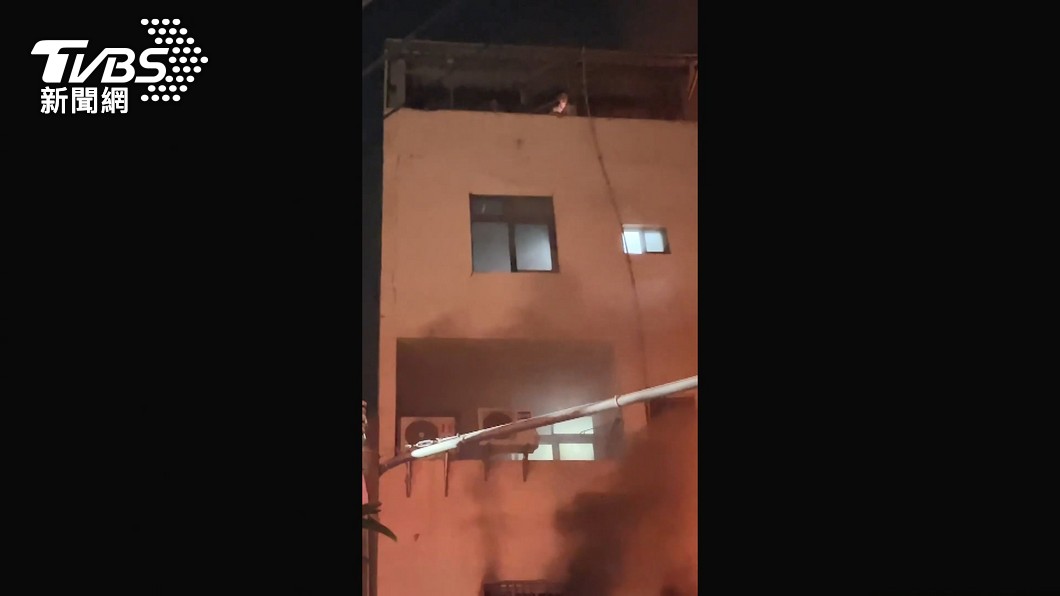 衣服來不及穿好！　半夜惡火燒「移工宿舍」