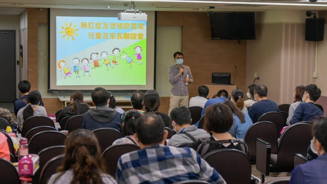 雙和醫院小兒外科主任魏晉弘解釋無肛症。(圖/醫院提供)