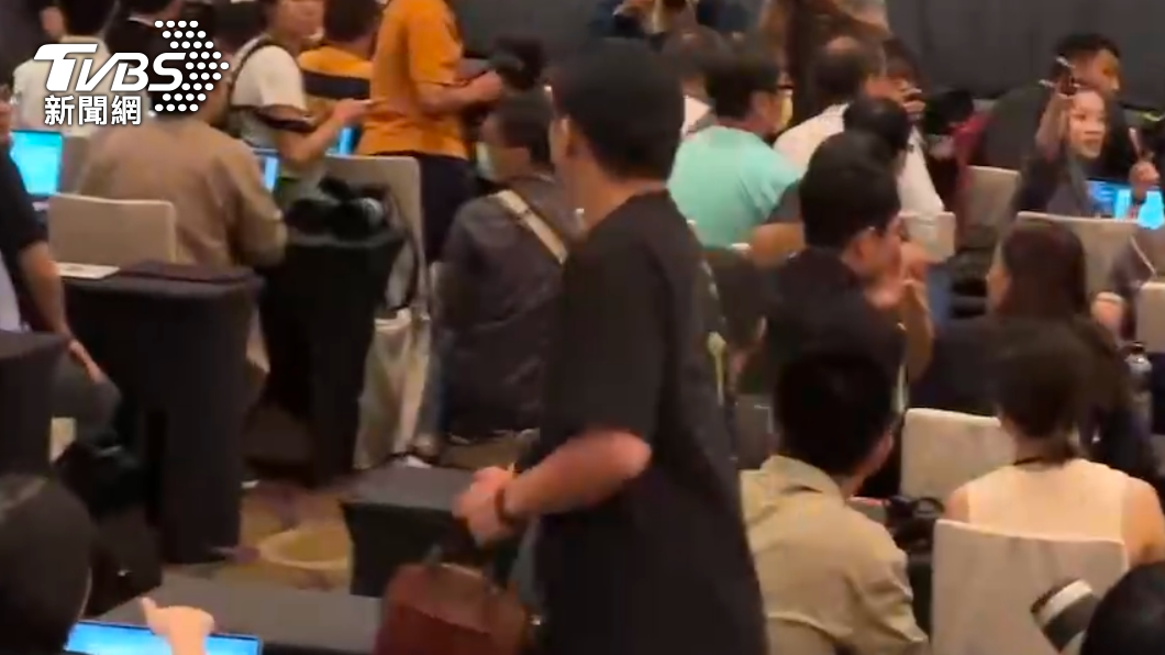 黑衣的男子怒嗆「你又不是郭辦的人，講什麼東西」。（圖／區國強攝）