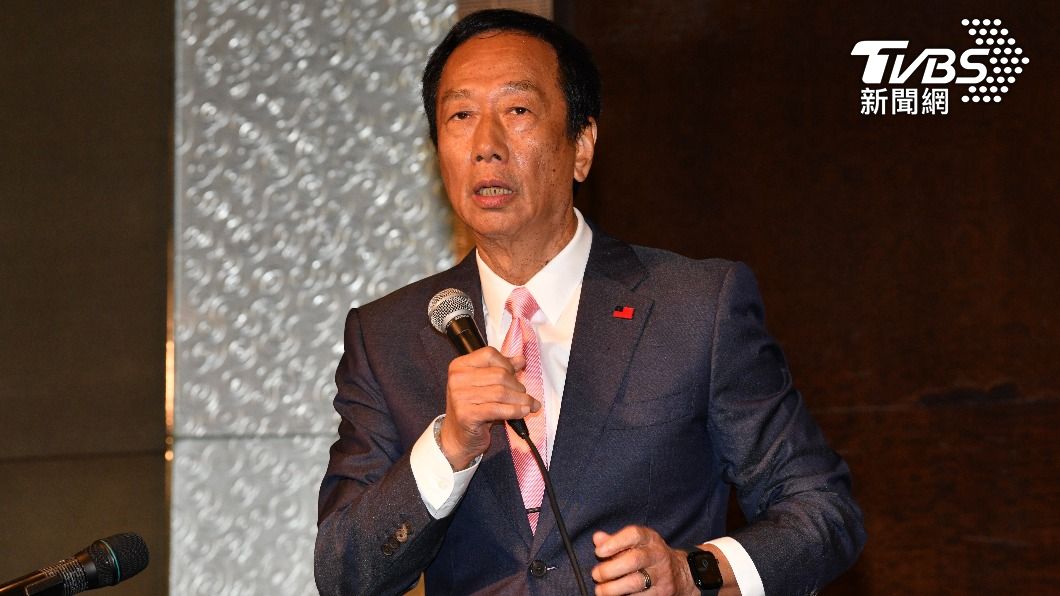 侯友宜念出柯的簡訊內容，透露「郭董需要一個理由退選」。（圖／區國強攝）
