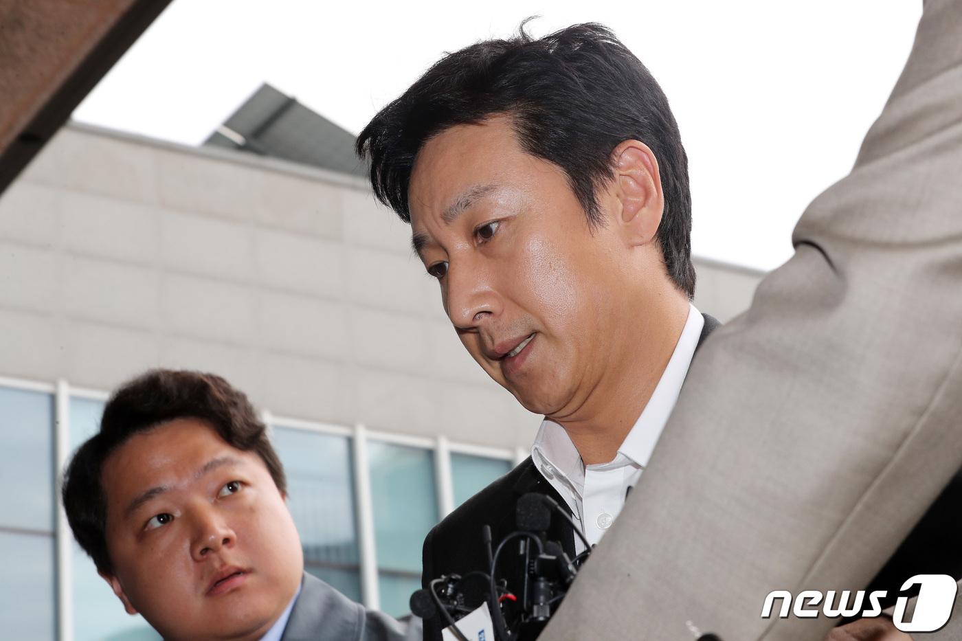 李善均先前為涉毒案到案說明。(圖/NEWS1提供)
