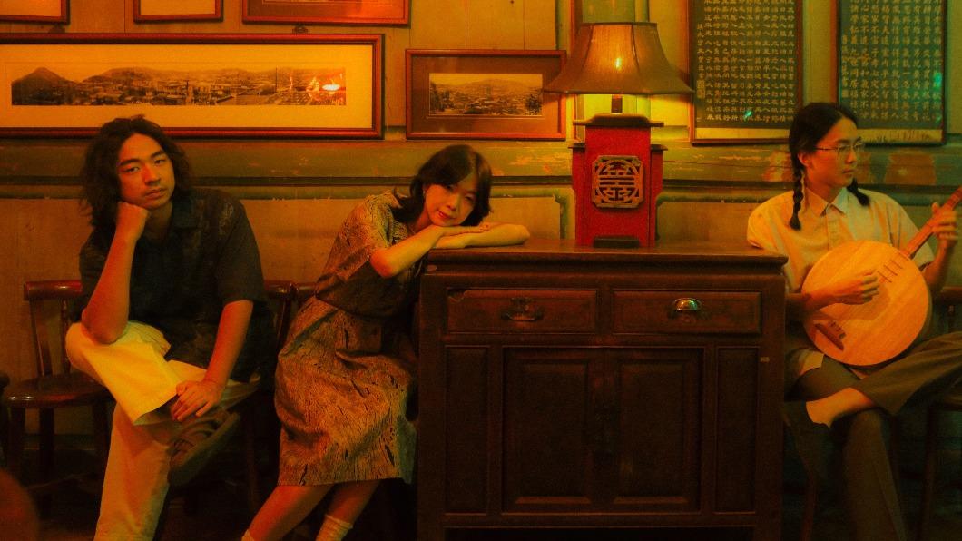 百合花樂團的〈追追追〉唱出由愛生恨且歇斯底里的追逐戲碼。（圖／百合花提供）