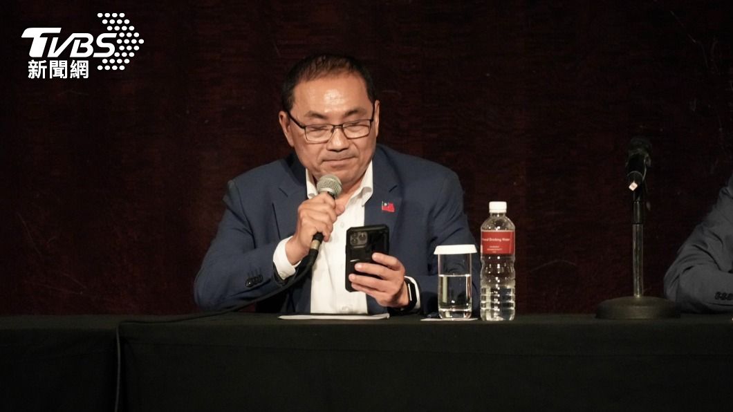 侯友宜唸出柯文哲簡訊。（圖／區國強攝）