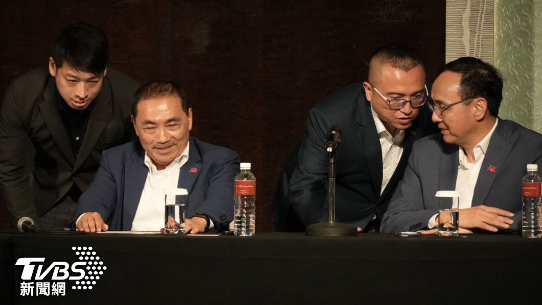 侯友宜、朱立倫在台上尷尬等待郭柯。(圖/區國強攝)