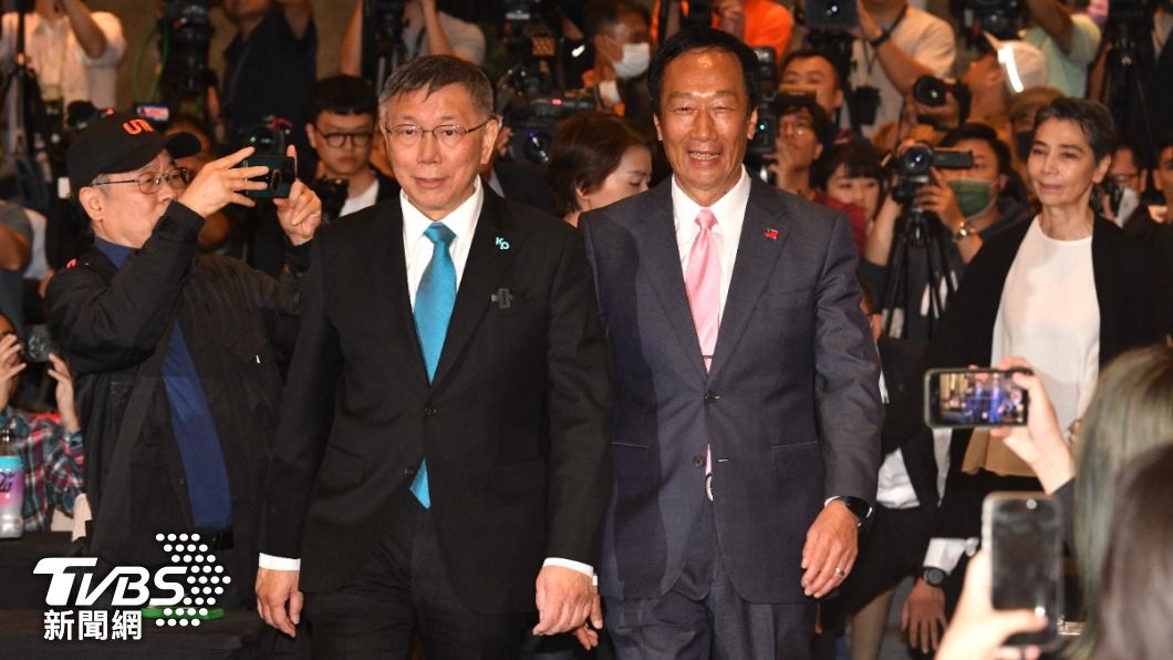民衆黨參選人柯文哲、鴻海創辦人郭台銘携副手賴佩霞現身。(圖/胡瑞麒攝)