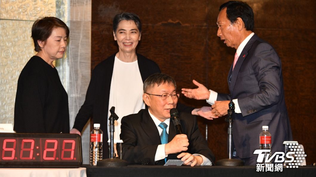 記者會上雙方各説各話,會談最終不歡而散。(圖/胡瑞麒攝)
