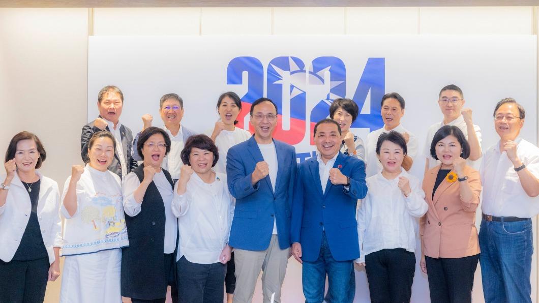 深夜PO藍營大合照!侯友宜111字吐心聲:肩負民意,義無反顧