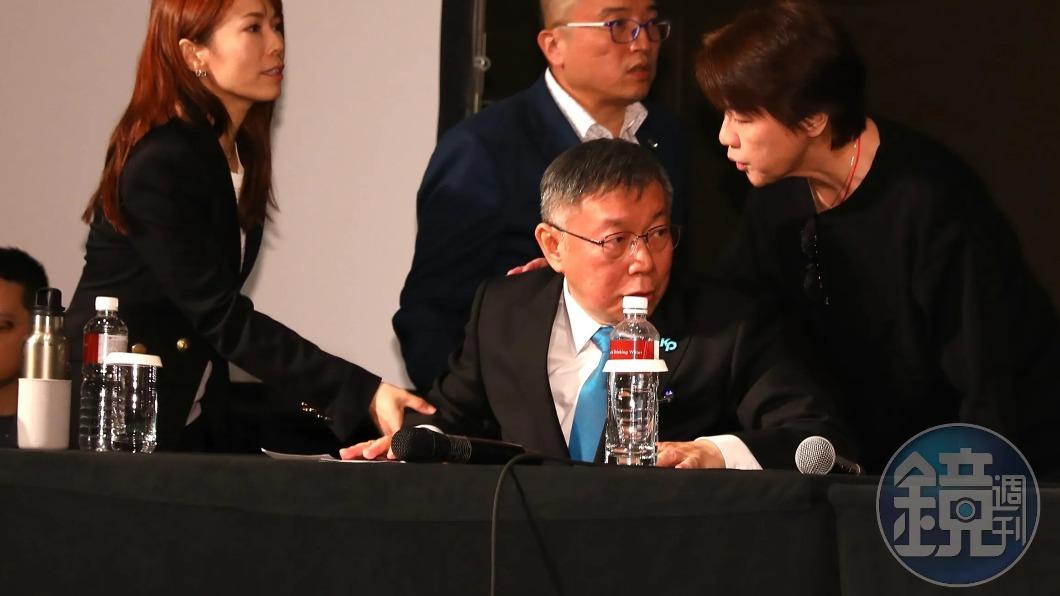 藍白「私下小動作」全流出!「戰狼小姊姊」狠瞪侯友宜 畫面全拍下