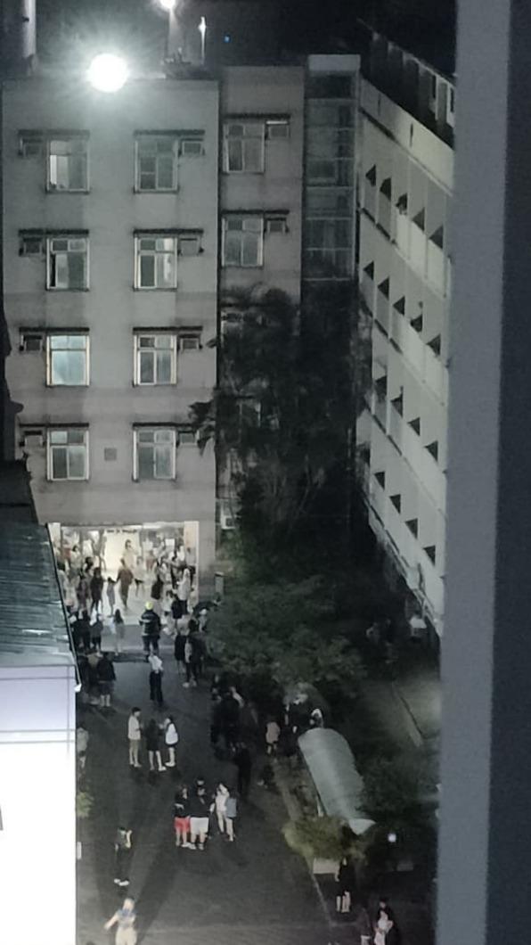 事發樓層的住宿生預防性撤離。(圖/翻攝自Dcard)