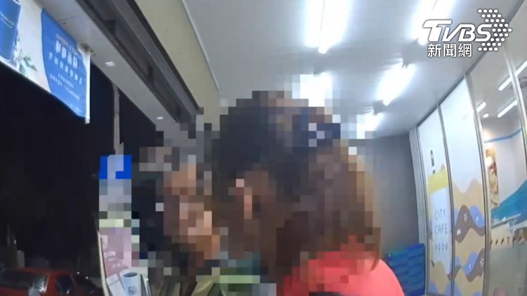 黃女在酒測時還向警方撒嬌:「我看你們就是不想讓我走啊」。(圖/TVBS)