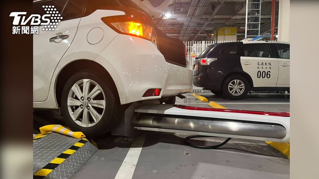 女駕駛倒車撞斷特斯拉充電樁 網笑:「小鴨」無線充電中