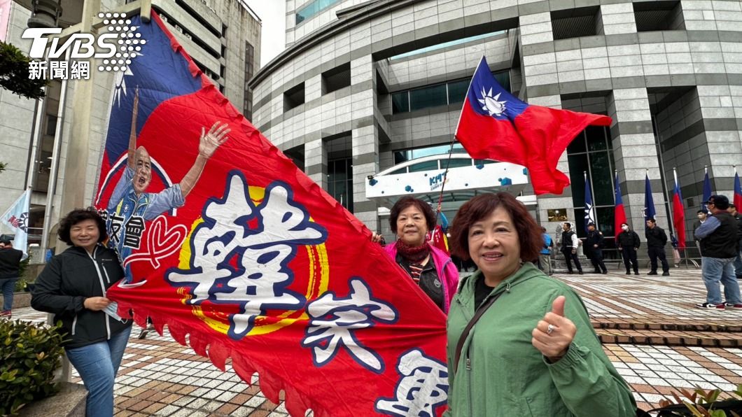 「韓家軍」回來了 國民黨中央黨部前秀韓國瑜旗幟喊凍蒜