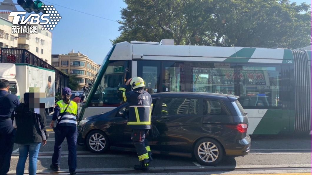 快訊/本周第三起!高雄輕軌又車禍 轎車違規右轉撞上